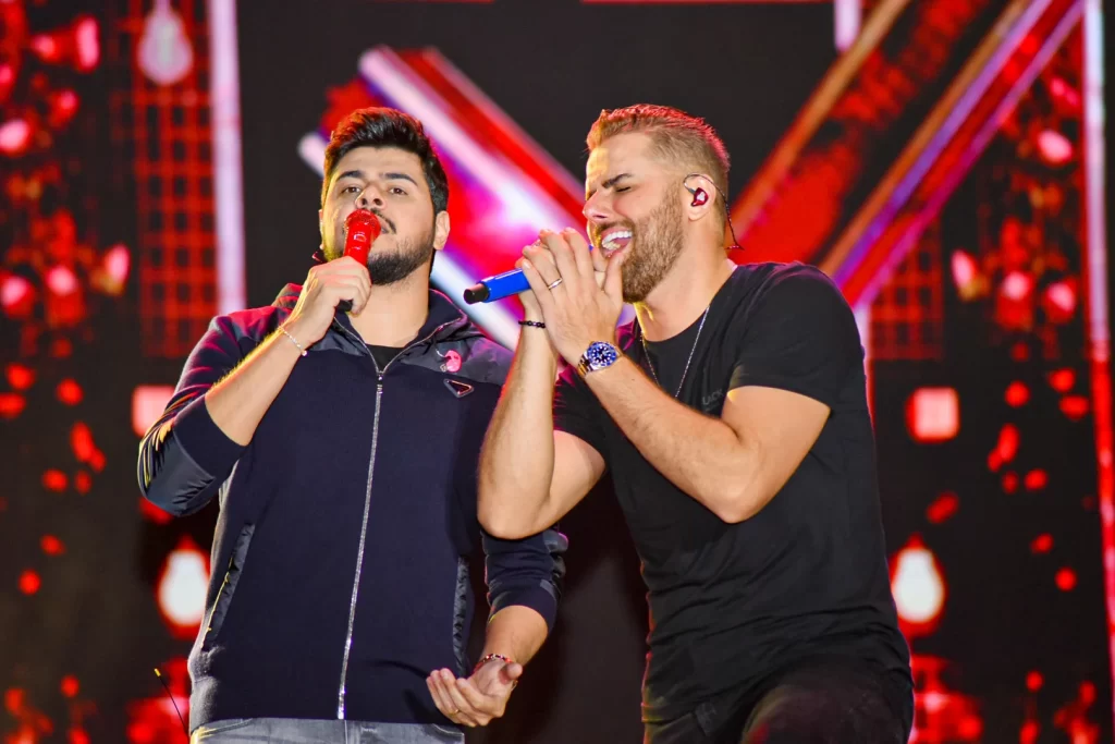 Zé Neto e Cristiano cantam juntos em evento religioso depois de pausa dos palcos