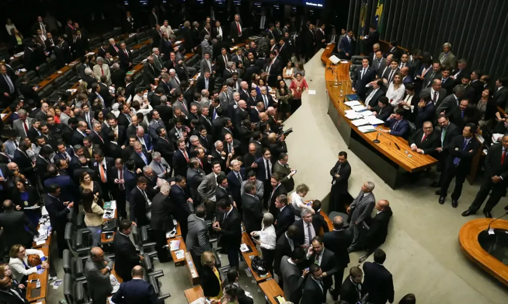 PEC contra escala 6×1 atinge número de assinaturas necessárias