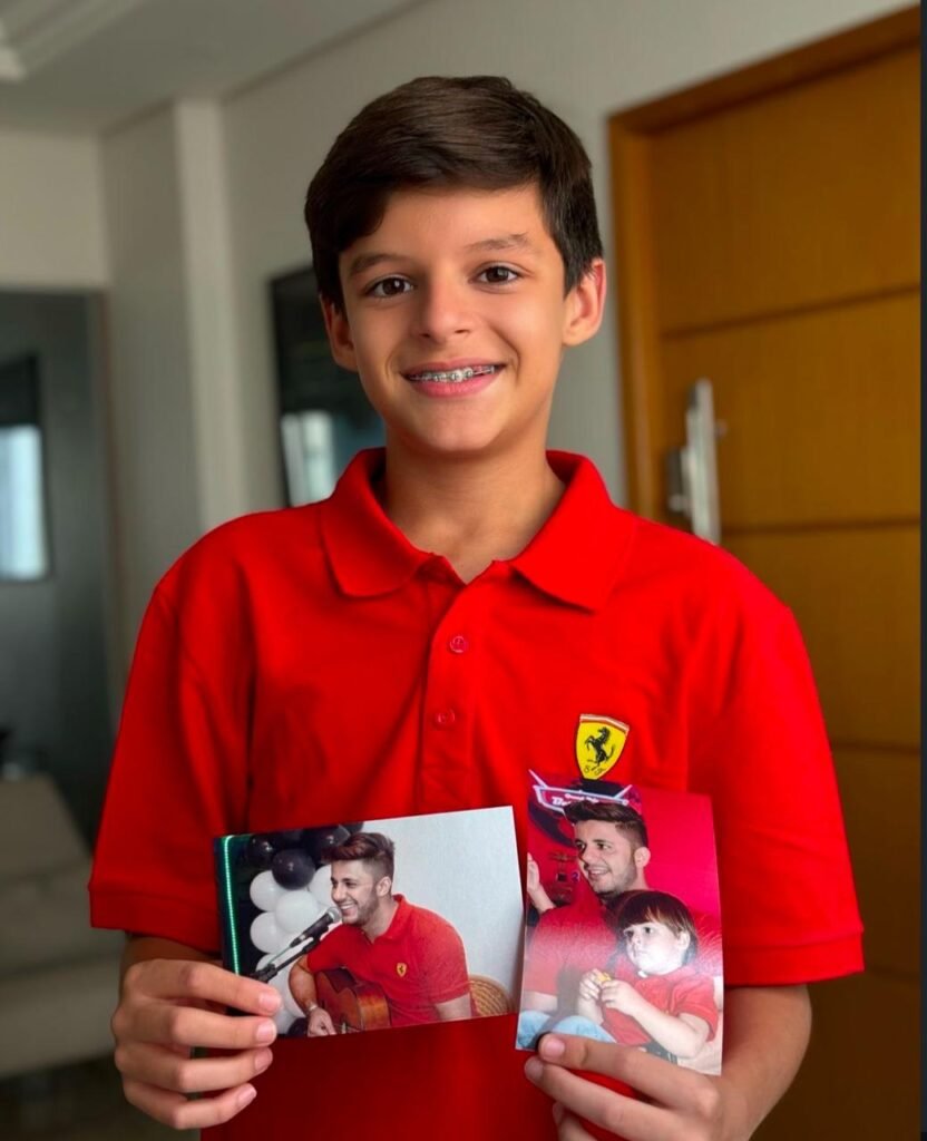 Filho de Cristiano Araújo abre caixa com pertences do pai e emociona internautas