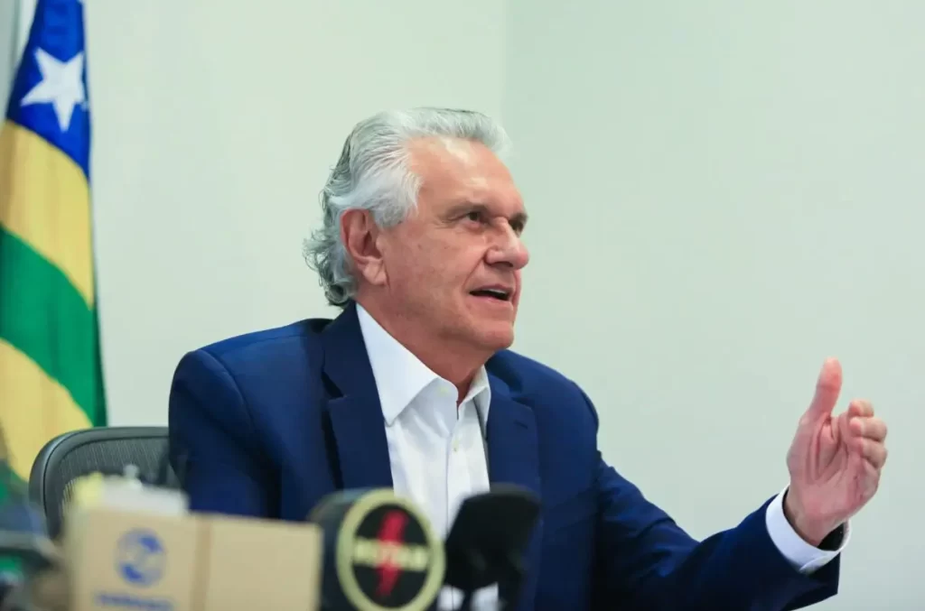 Caiado sanciona lei que exige curso superior e altera forma de contratações do Governo de Goiás