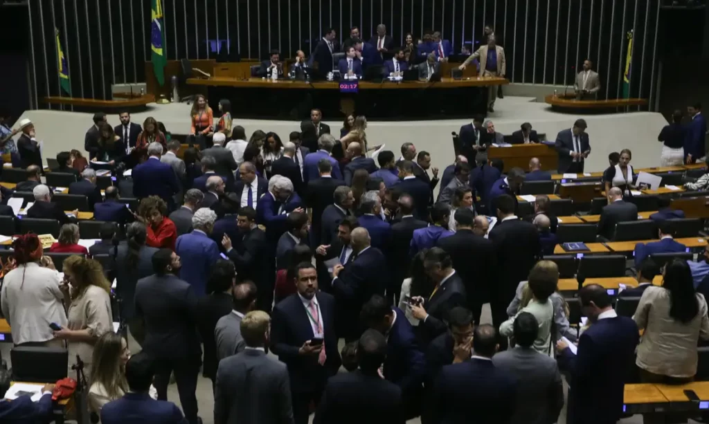 Câmara aprova isenção do Imposto de Renda para quem ganha até R$ 5 mil; veja como funciona