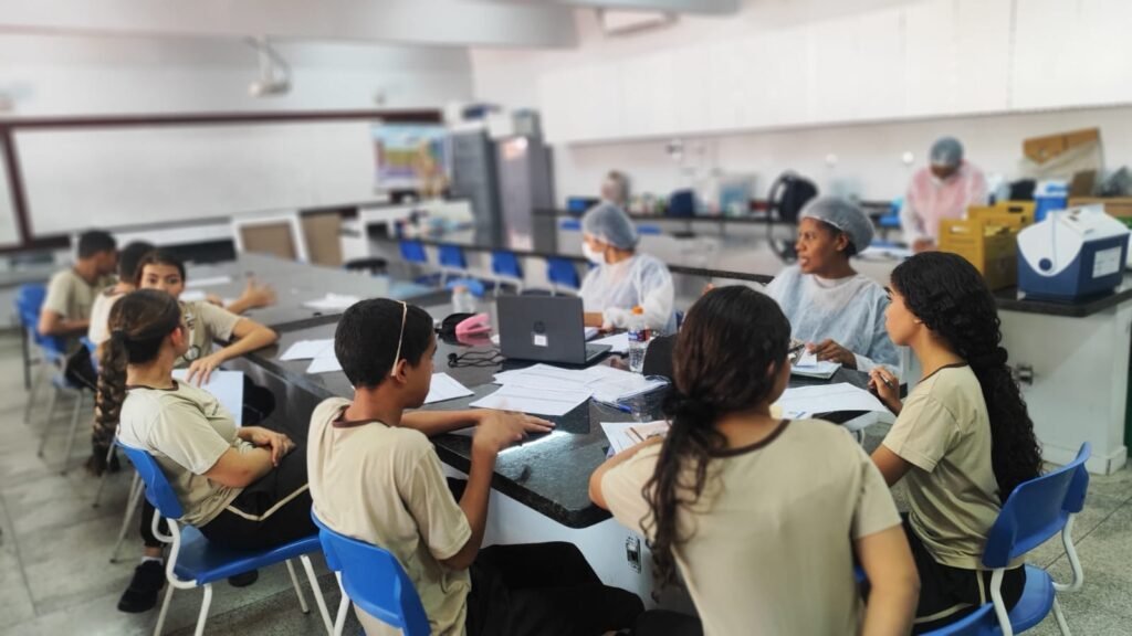 Vacinação de estudantes em colégio militar de Aparecida de Goiânia