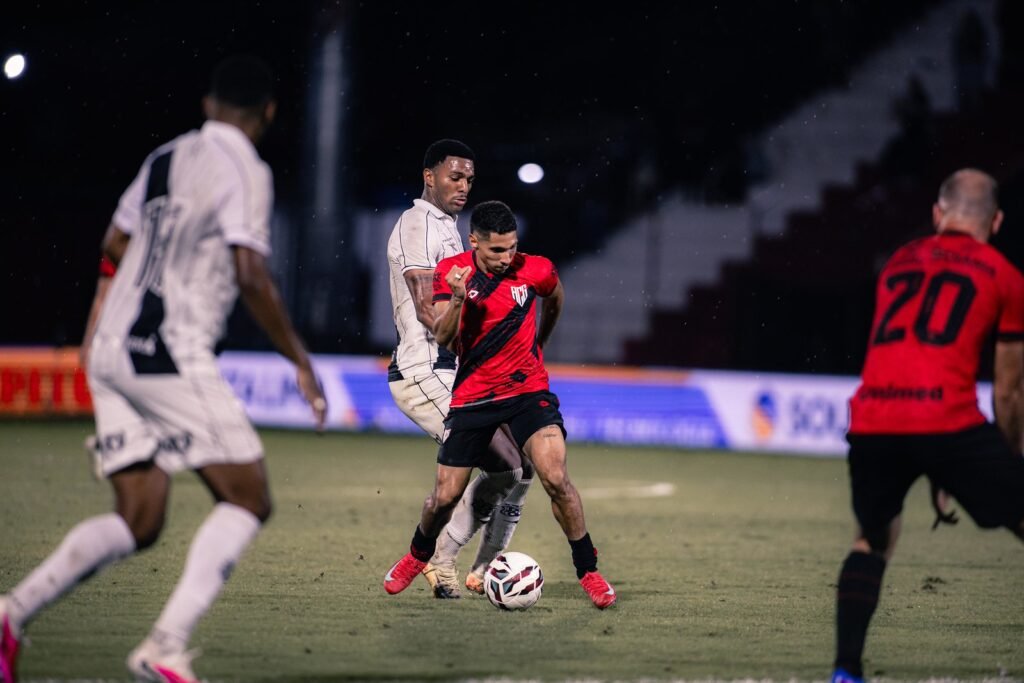 Atlético-GO em campo contra a Ponte Preta pela Série B em Indaiatuba