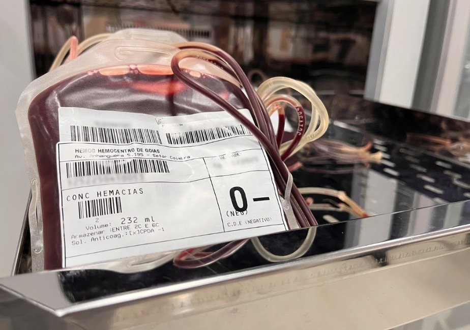 Bolsa de concentrado de hemácias O negativo com etiqueta do Hemocentro de Goiás