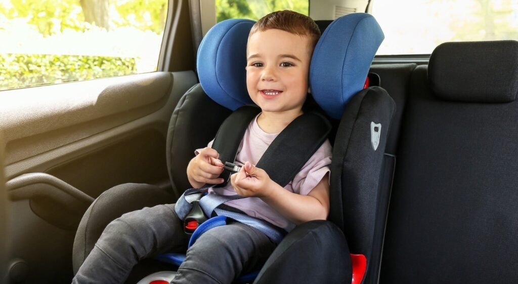 Criança transportada em cadeirinha no banco traseiro do carro, como exige o Detran-GO