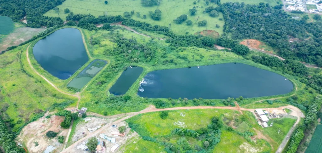 Vista aérea de lagoas da estação de tratamento de esgoto de Catalão