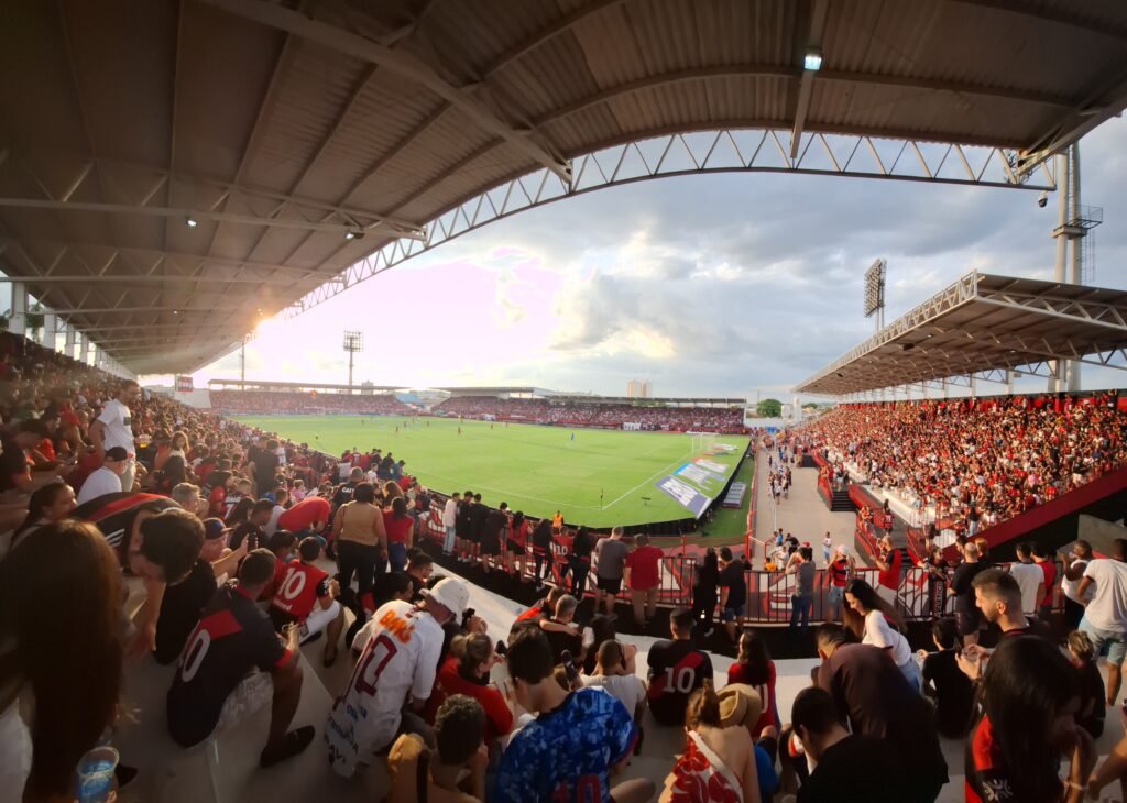 Estádio Antônio Accioly, casa do Atlético-GO, em Goiânia, em dia de jogo
