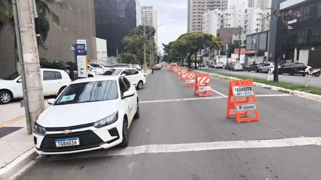 Cavaletes da SET bloqueiam faixa de avenida em Goiânia durante operação de trânsito