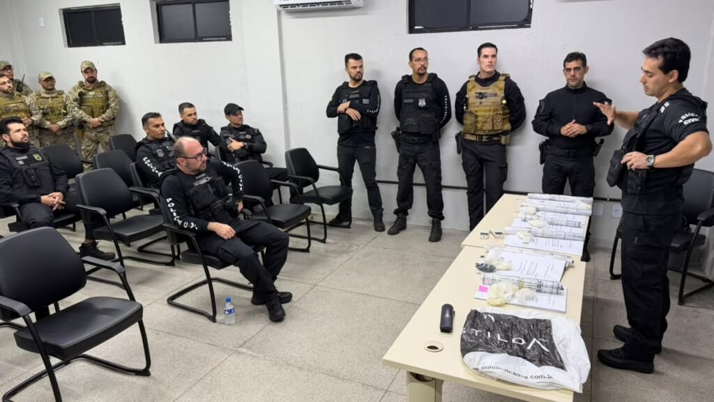 Policiais civis durante a Operação Cripto-Quimera, realizada em 28 de outubro de 2026