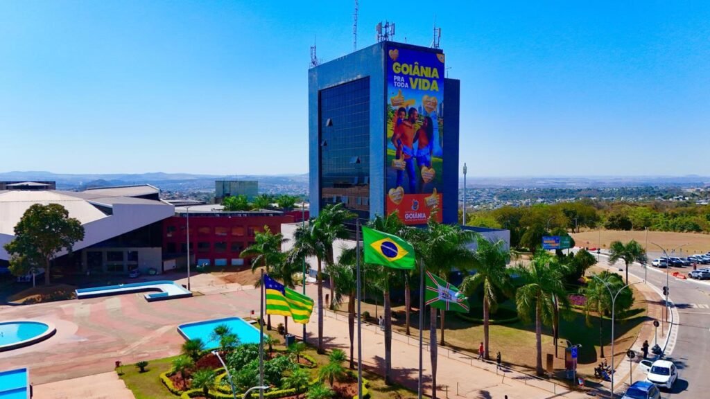 Nova carreira prevê salários de R$ 2.263 para administrativos da Educação em Goiânia; entenda como será a recomposição