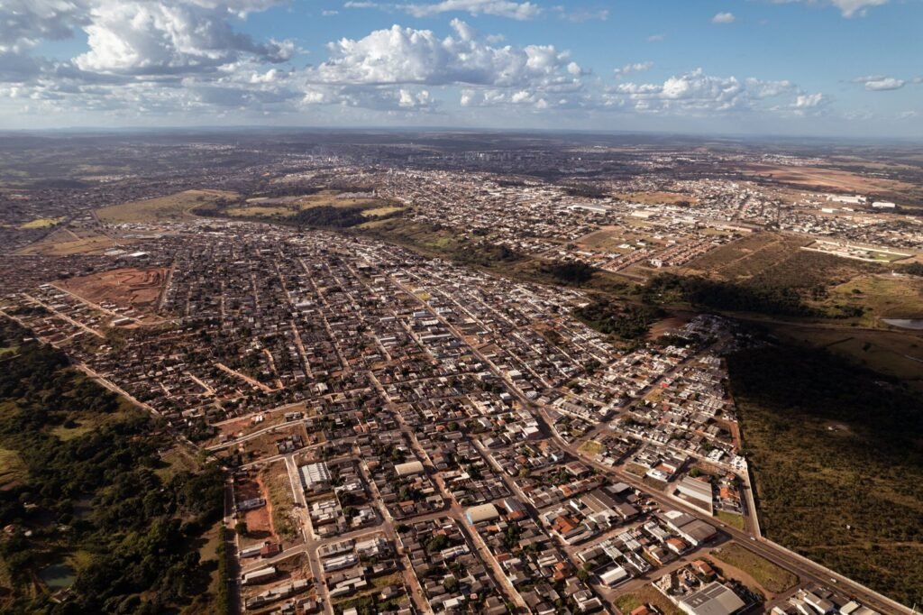 Vista aérea real de Anápolis em 2023, imagem ilustrativa que não mostra a obra da Avenida Sérvio Túlio Jaime