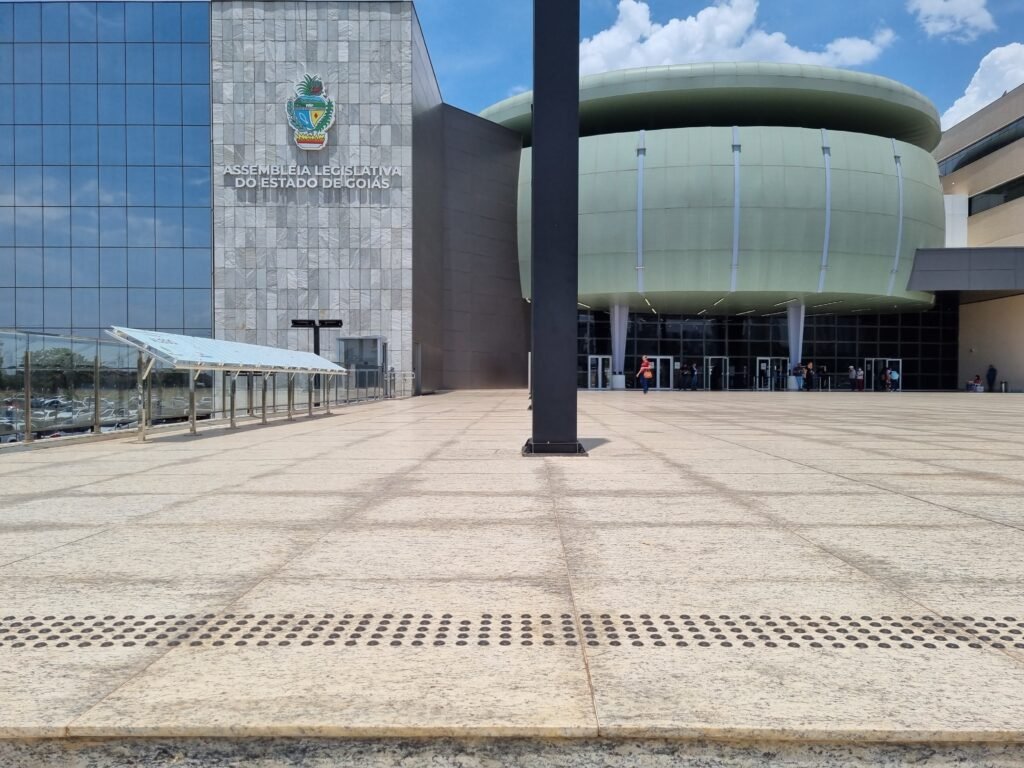 Fachada da Assembleia Legislativa de Goiás em Goiânia em fotografia de 2023
