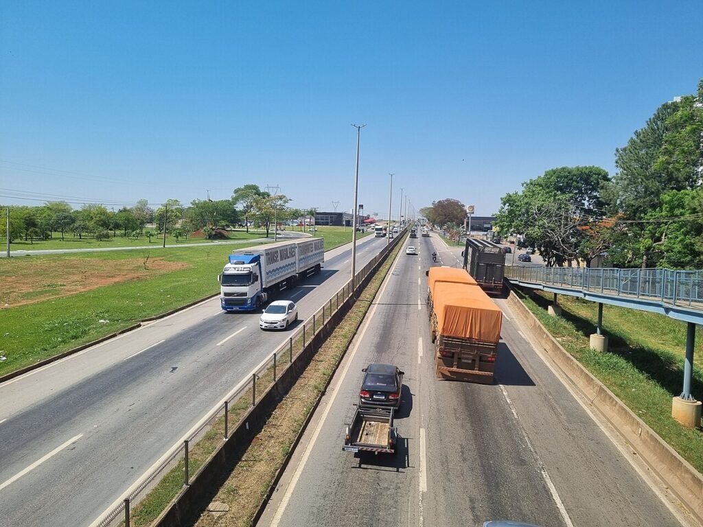 Veículos circulam pela BR-153 no Jardim Goiás, em Goiânia, em imagem de arquivo de outubro de 2025