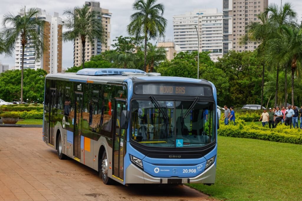 Ônibus de piso baixo com o letreiro Novo BRS, que vai circular na Avenida T-63, em Goiânia