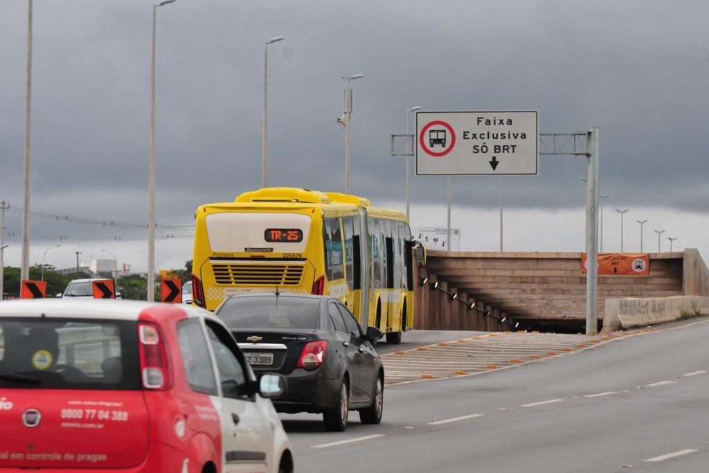 Ônibus amarelo do BRT circula em faixa exclusiva na Estrada Parque Aeroporto, no Distrito Federal, em 2015; não é o futuro BRT Entorno Sul