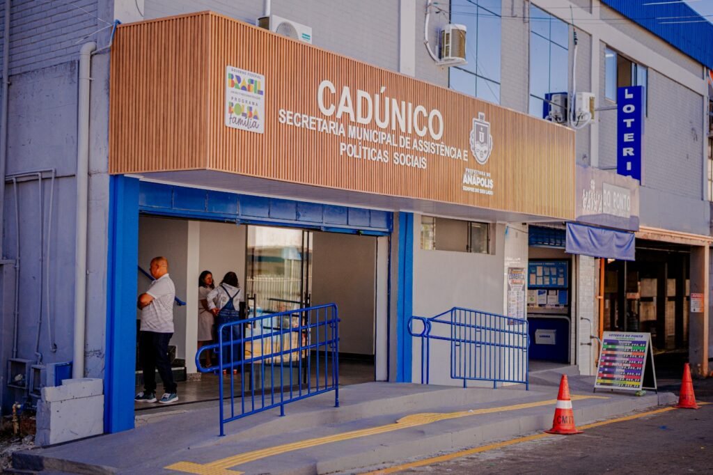 Fachada da unidade do Cadastro Único de Anápolis com entrada acessível