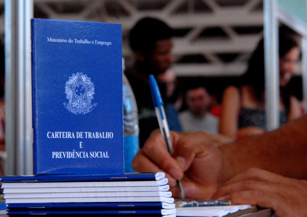 Carteira de Trabalho e Previdência Social em fotografia de arquivo de 2007; imagem ilustrativa de direitos trabalhistas