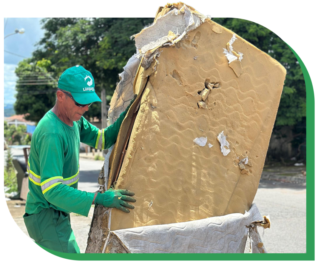 Trabalhador do Consórcio Limpa Gyn recolhe colchão velho pelo serviço gratuito de Cata-Treco em Goiânia