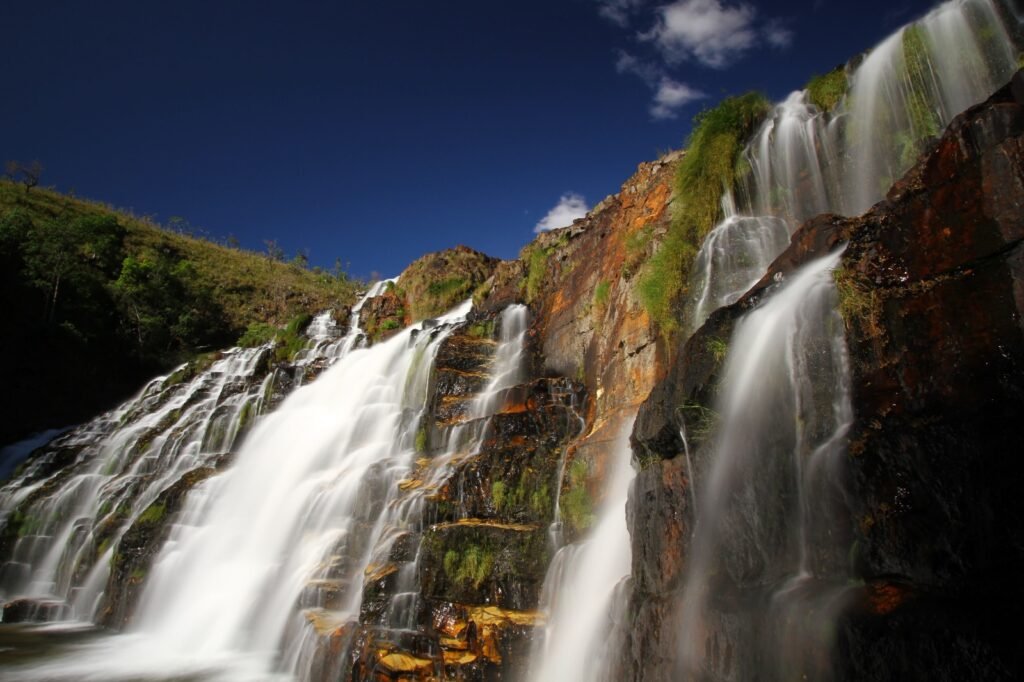 Cachoeira na Chapada dos Veadeiros, em Goiás, destino que exige cuidado com chuva e cabeça d'água