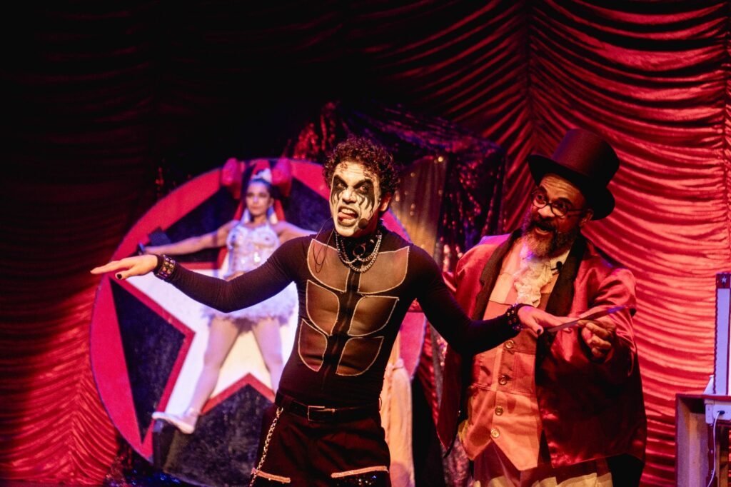 Cena do espetáculo O Circo dos Amores Impossíveis no Circo Laheto, em Goiânia.