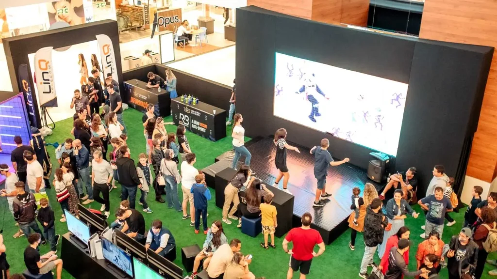 Jogadores disputam partidas de videogame em edição anterior da Copa Goiânia de E-Sports