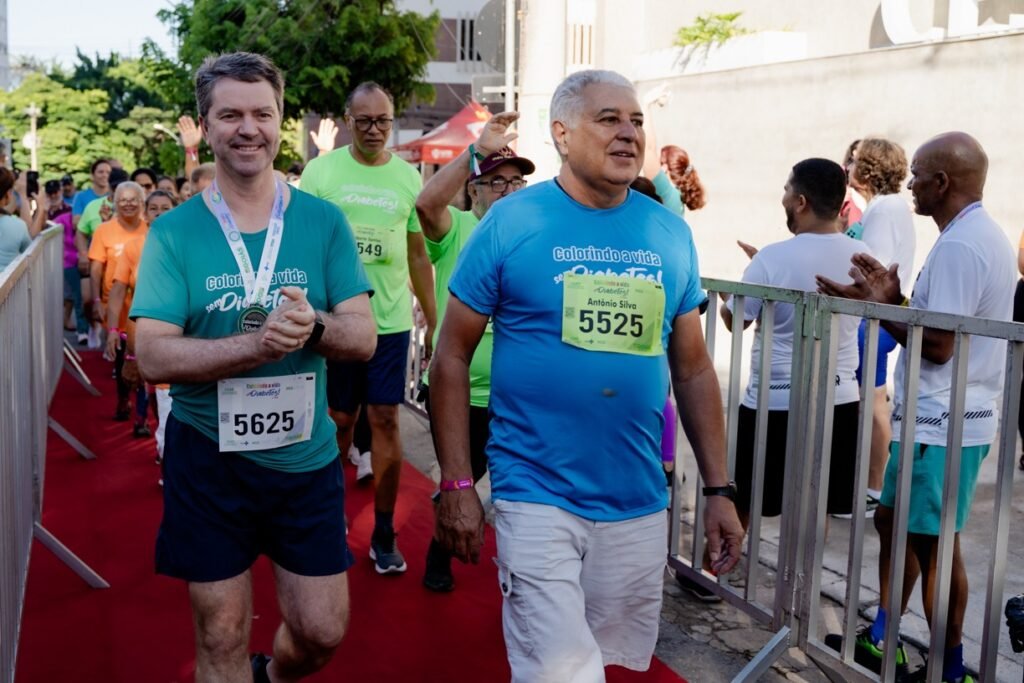 Participantes da Corrida Colorindo a Vida Sem Diabetes durante edição de 2024 em Goiânia