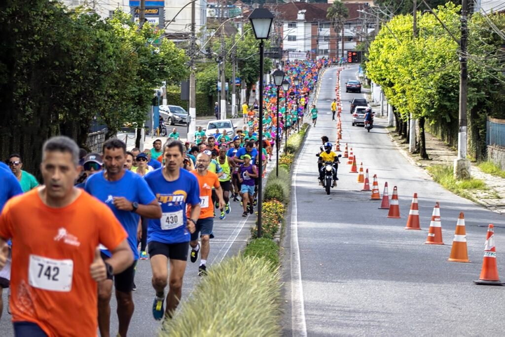 Corredores participam de prova de rua em Teresópolis, Rio de Janeiro, em 2023; imagem ilustrativa, não mostra a corrida de Anápolis
