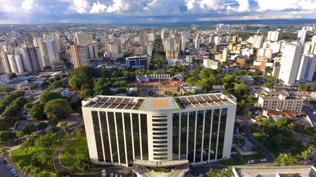 Vista aérea do Palácio Pedro Ludovico Teixeira, sede do Governo de Goiás, na Praça Cívica, com prédios de Goiânia ao fundo; Dia do Servidor transferido para 30 de outubro
