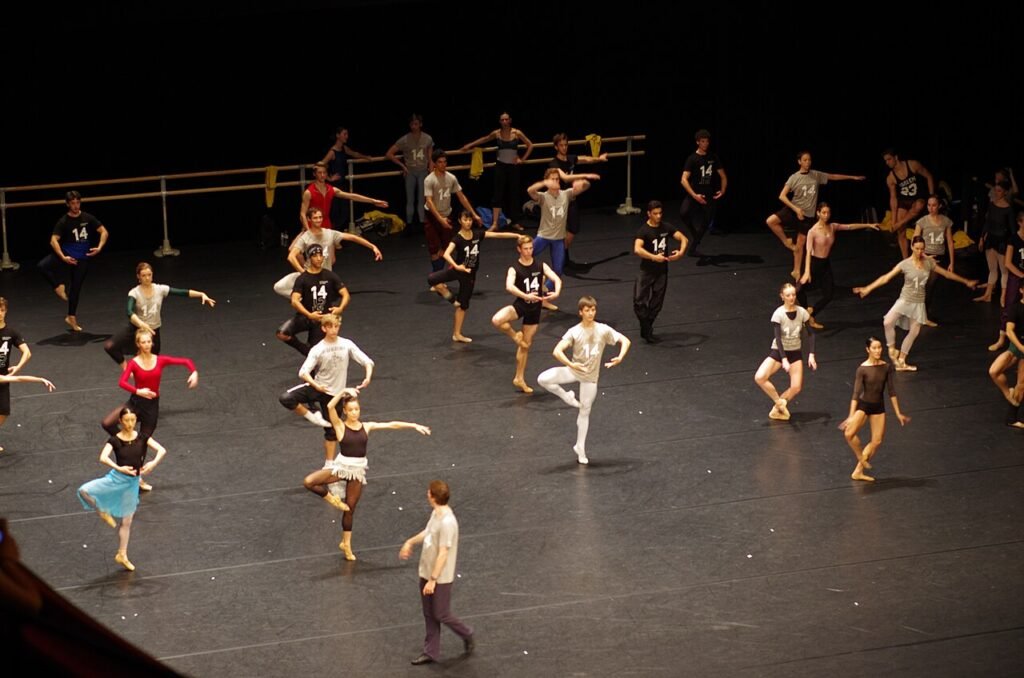Bailarinos durante ensaio em palco em Zurique, Suíça, em 2014; imagem ilustrativa, não mostra alunos do Basileu França