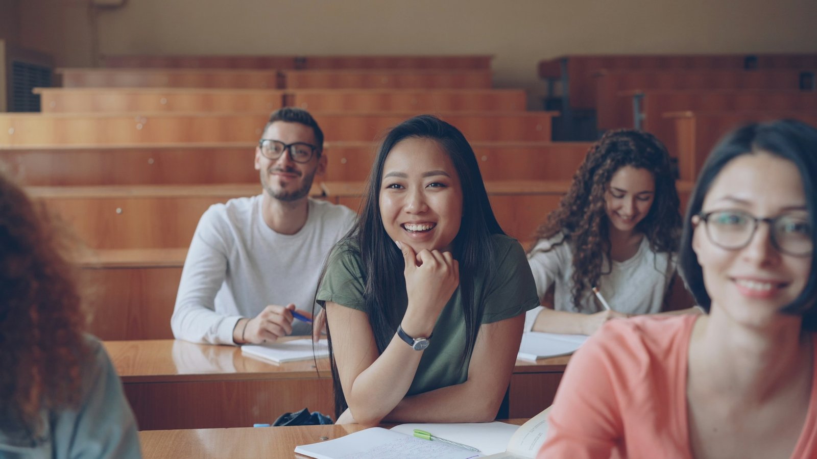 Estudantes em sala de aula de ensino superior, imagem ilustrativa