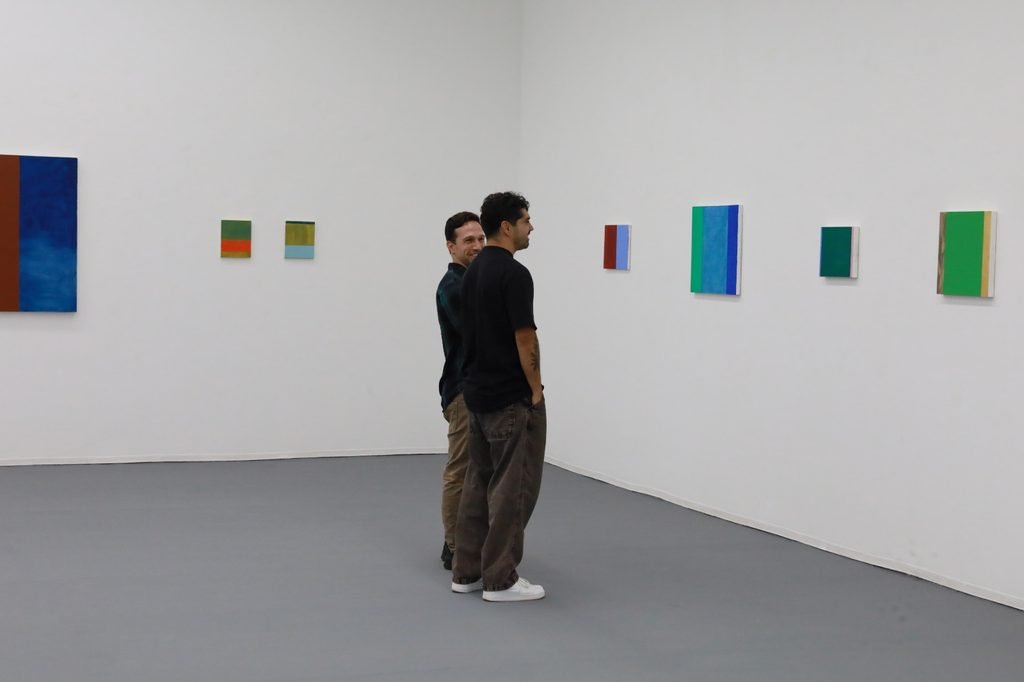 Visitantes observam obras em exposição no Centro Cultural Octo Marques, em Goiânia