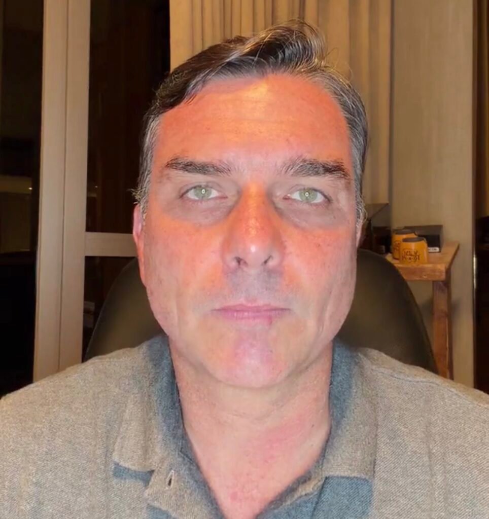 Flávio Bolsonaro durante pronunciamento em vídeo após deixar o Brasil