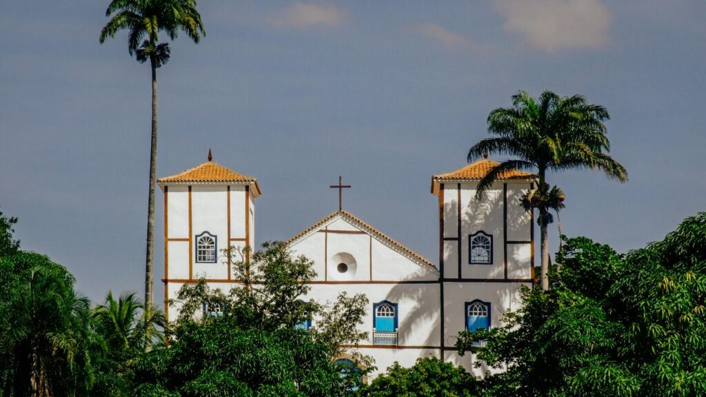 Flipiri 2026: Igreja Matriz de Nossa Senhora do Rosário, no centro histórico de Pirenópolis, entre palmeiras e céu azul