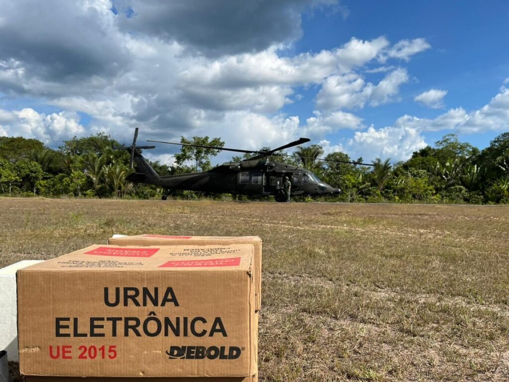 Urna eletrônica transportada com apoio de helicóptero militar em operação eleitoral