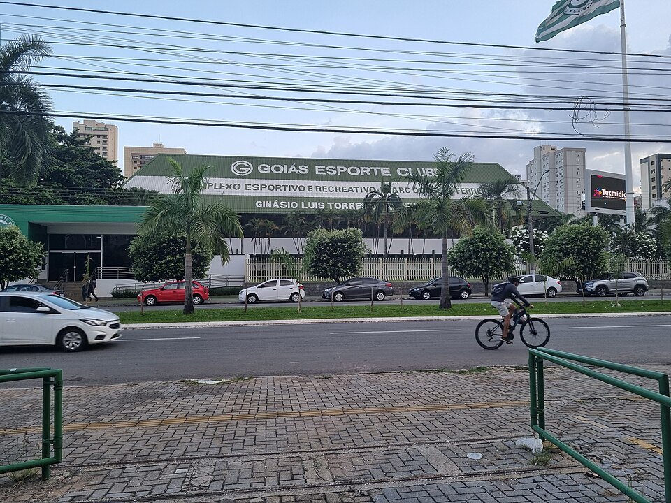Fachada do Ginásio Luís Torres de Abreu, no bairro Bela Vista, em Goiânia, fotografada em 2025; imagem ilustrativa, não é o Cepi do Esporte