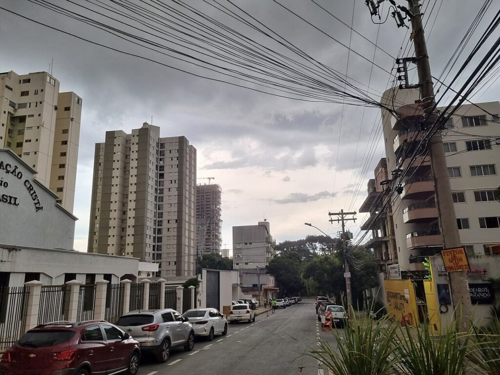 Céu com nuvens carregadas sobre a Rua S-6, no bairro Bela Vista, em Goiânia, em fotografia de arquivo de abril de 2025