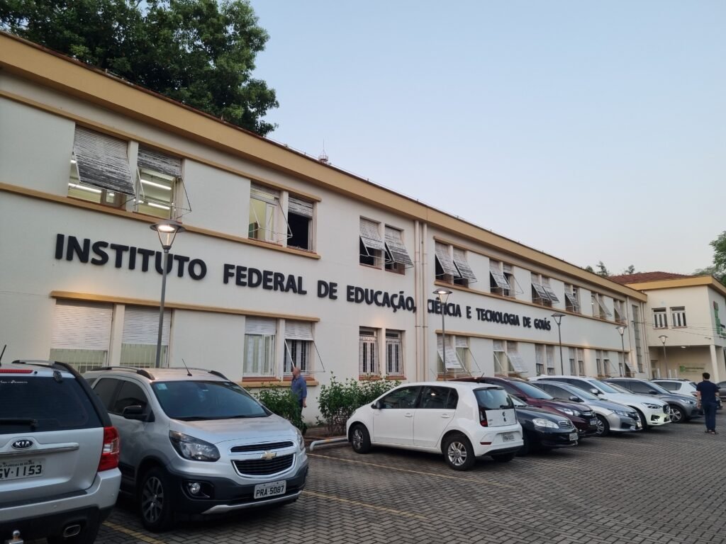 Fachada real do Câmpus Goiânia do Instituto Federal de Goiás, fotografada em setembro de 2024