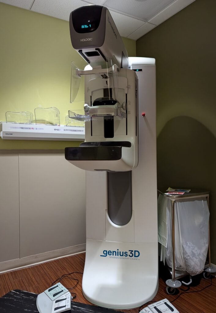 Equipamento de mamografia fotografado em 2024 em clínica dos Estados Unidos, imagem ilustrativa sem relação com a Santa Casa de Anápolis