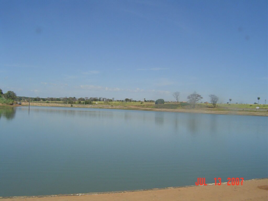 Vista de lago em Mozarlândia, Goiás, fotografado em 2007; não mostra a obra da Policlínica