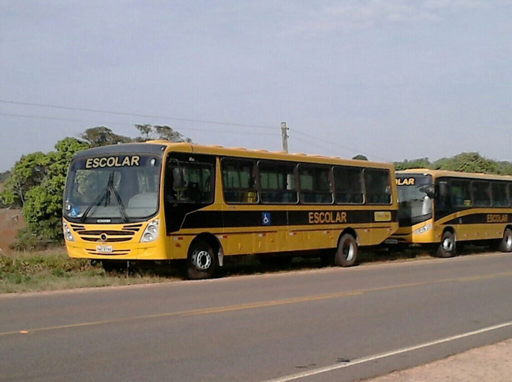 Dois ônibus escolares amarelos estacionados na lateral de rodovia em Minas Gerais, foto de arquivo