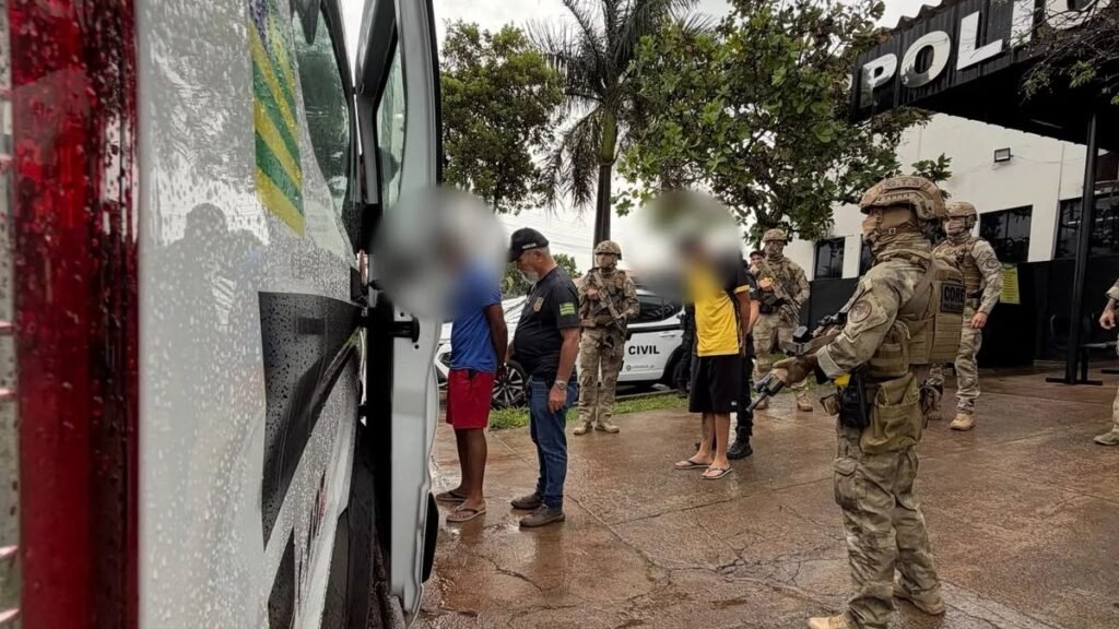 Presos e policiais civis em frente à delegacia durante a Operação Impactos contra o tráfico de drogas em Formosa