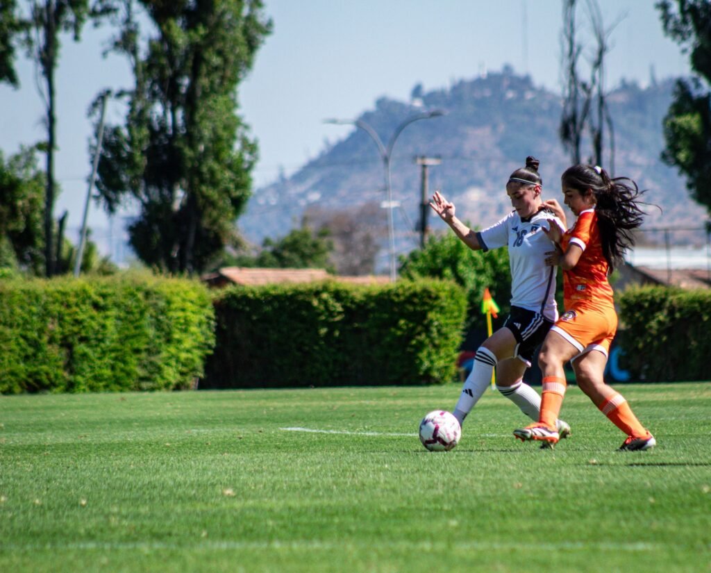 Jogadoras disputam bola em partida de futebol feminino, ilustrando o Goianão Feminino 2026