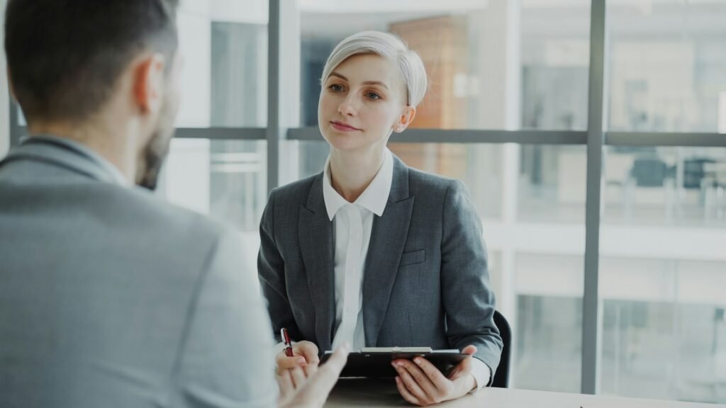 Recrutadora conversa com candidato durante entrevista de emprego