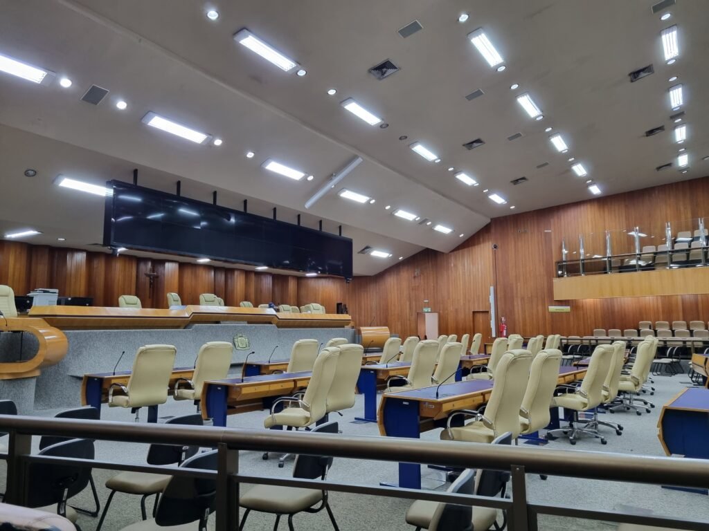 Plenário vazio da Câmara Municipal de Goiânia, fotografado em junho de 2023