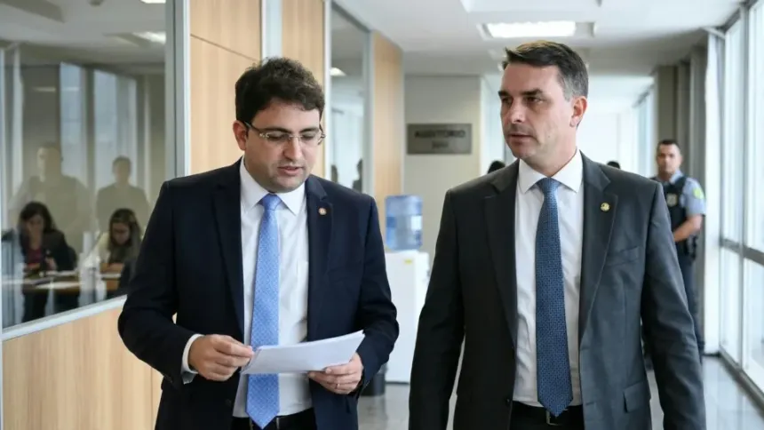 PF encontra sala secreta com máquina de contar dinheiro em hangar de amigo de Flávio Bolsonaro