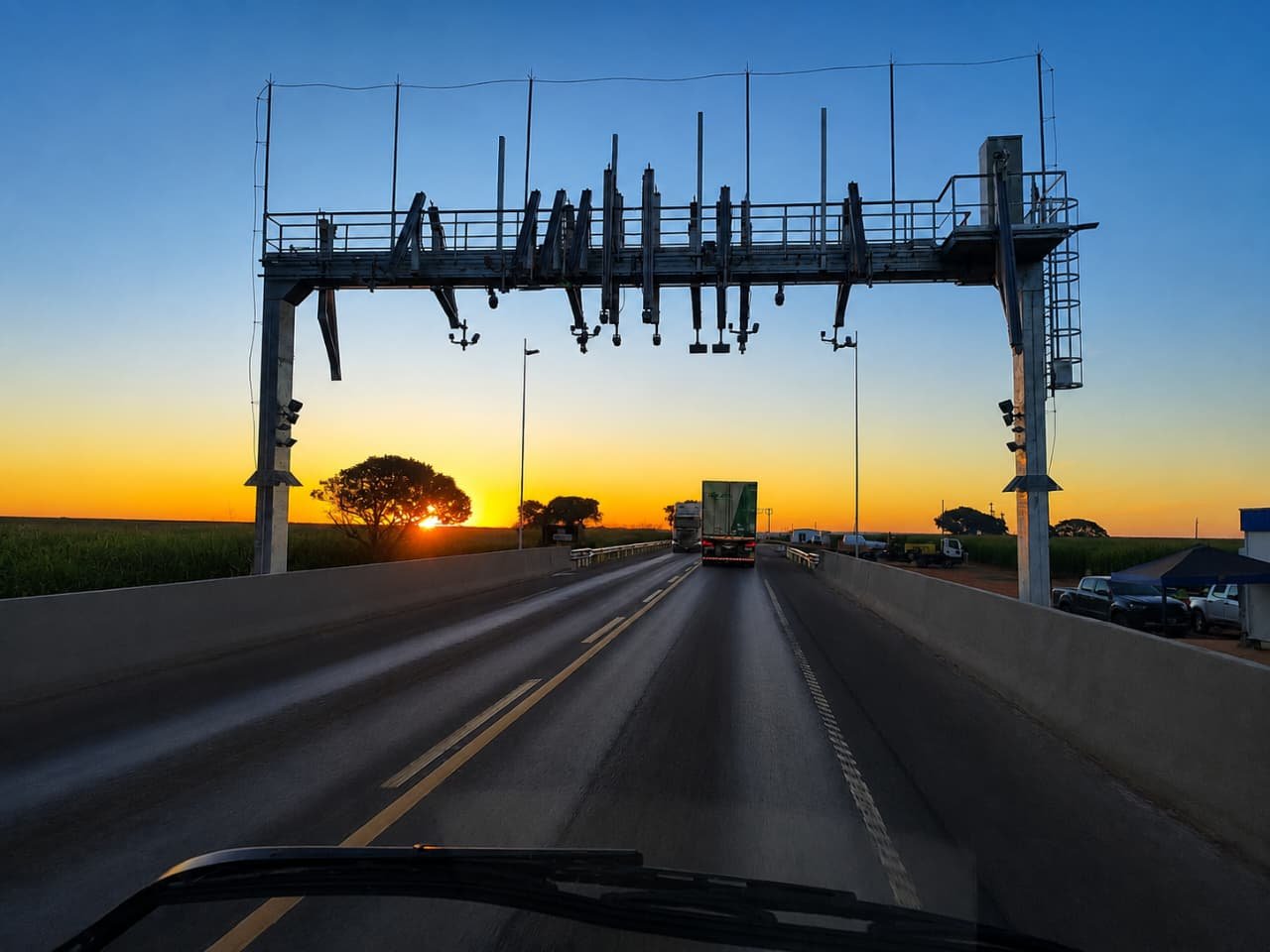 Pórtico do pedágio eletrônico free flow sobre a rodovia BR-060/364, no Sudoeste goiano