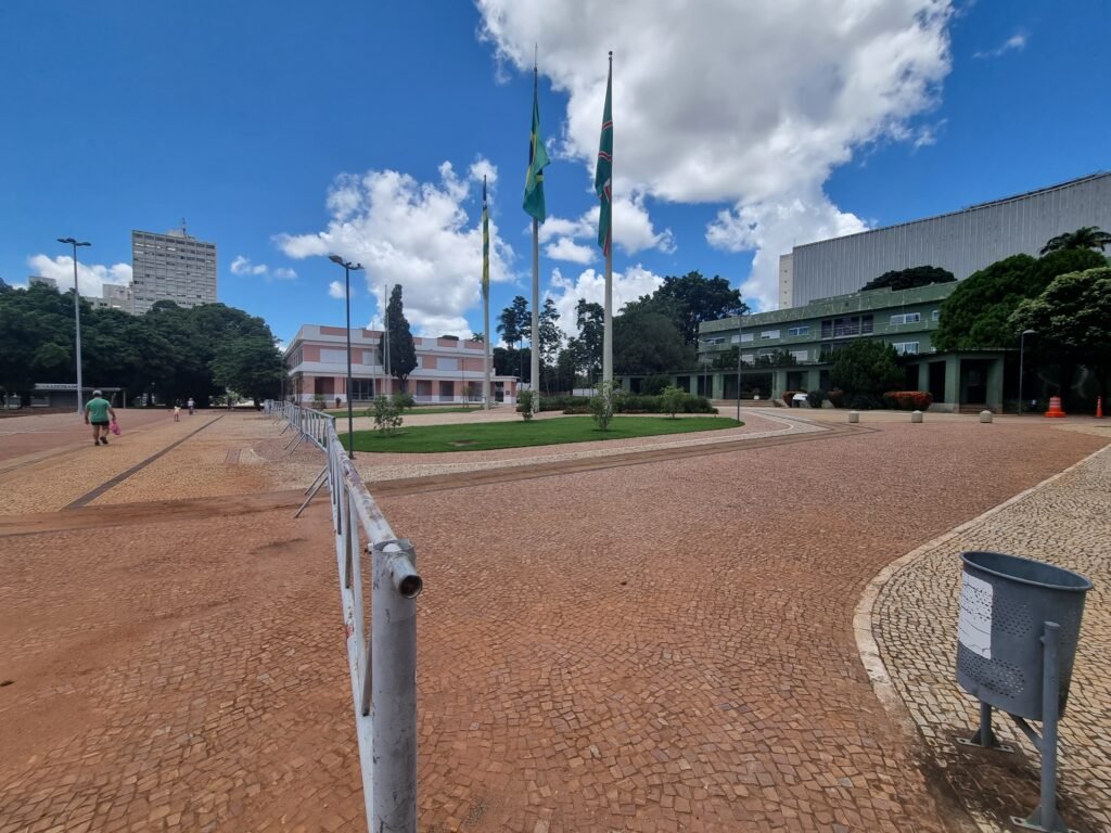 Vista real da Praça Cívica, no Centro de Goiânia
