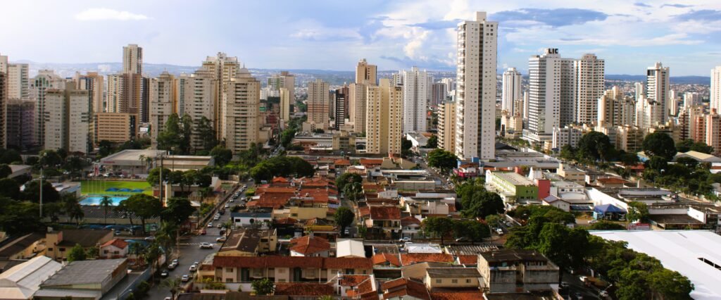 Previsão do tempo em Goiânia: vista panorâmica dos prédios da capital sob céu com nuvens