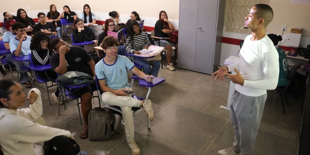 Estudantes em sala de aula; Enem 2026 em Goiás tem 166,9 mil inscritos