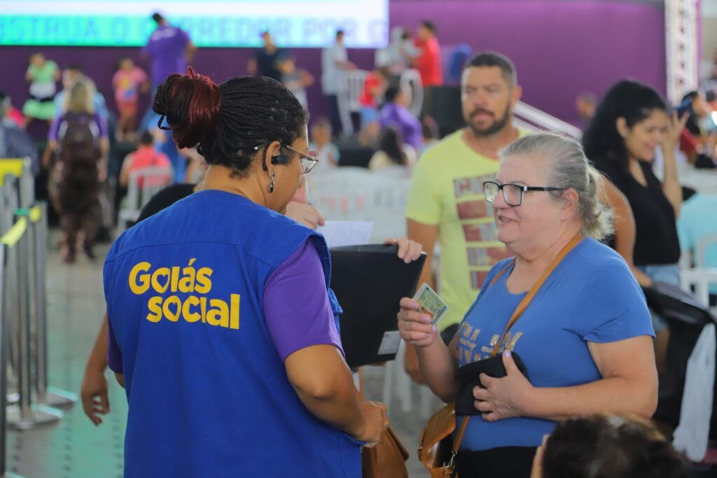 Entrega de cartões de programas sociais do Goiás Social em Aparecida de Goiânia